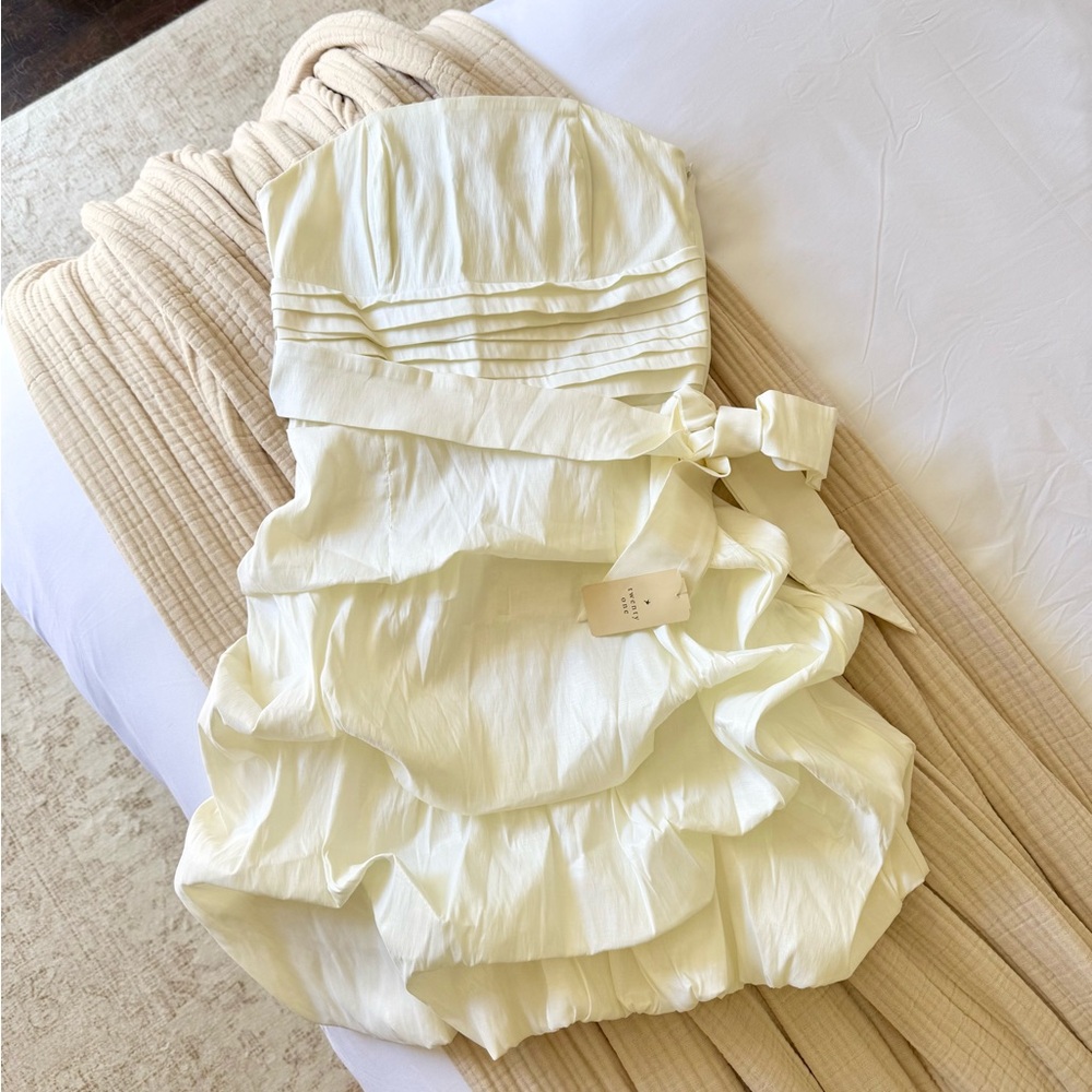 Forever 21 Ivory White Shimmer Strapless Tiered Ruffle Dress NWT
